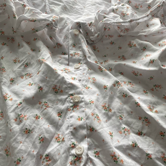 Dainty floral Something Navy puff sleeve button down - Picture 4 of 4